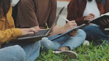 bir defter kullanan gençler