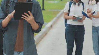 Tablet bilgisayar kullanan ve elinde tablet tutan genç bir kadın.