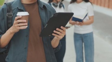 tablet bilgisayar ile öğrenci