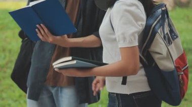 birlikte parkta okuyan öğrenciler