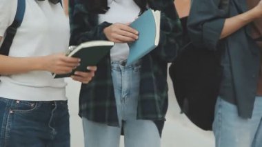 birlikte okuyan, öğrenen ve okuyan bir grup genç öğrenci, eğitim ve üniversite konsepti