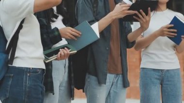 Kitapları ve tableti olan öğrenciler