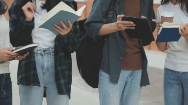 Üniversitede okuyan genç öğrenciler.