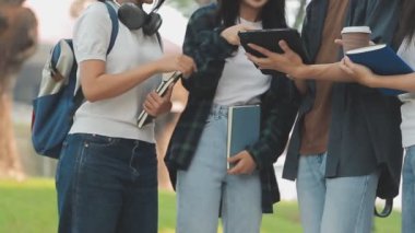 Genç öğrenciler kampus içinde