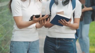 Genç öğrenciler parkta ders çalışıyorlar.