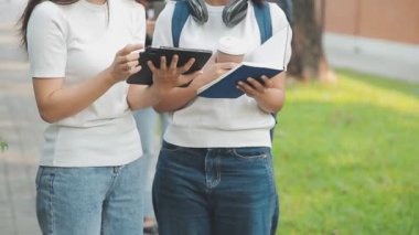 Öğrenciler birlikte okuyor. Öğrenciler birlikte çalışıyor..