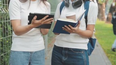 birlikte okuyan iki öğrenciye