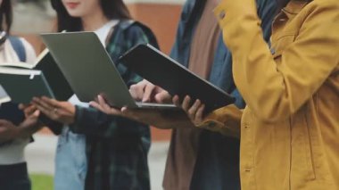 bir grup öğrenci parkta öğrenim görüyor..