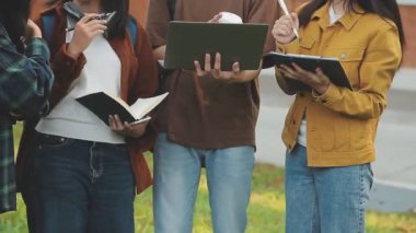 bir grup mutlu Asyalı üniversite öğrencisi üniversite, eğitim ve kampüs konsepti, seçici odak