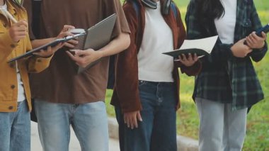 Üniversite kampüsünde genç öğrenciler