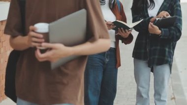 Öğrenciler üniversitede okuyor. Kampüste, üniversitede, üniversitede okuyan genç öğrenciler.