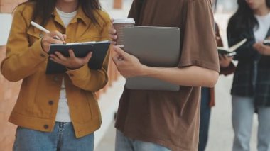 Sokakta elinde tabletle gezen öğrenciler