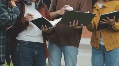 Parkta tablet bilgisayarlı bir grup öğrenci