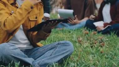 tablet bilgisayarlı gençler