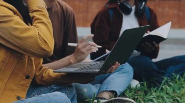 Defteri olan bir adam ve öğrenci.