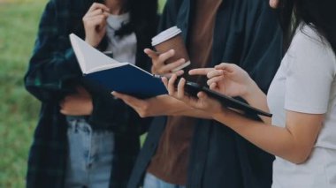 Öğrenciler parkta kitap okuyorlar.