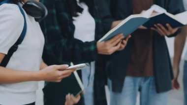 Öğrenciler kütüphanede birlikte okuyorlar