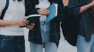 Üniversite kütüphanesinde okuyan bir grup öğrenci, eğitim kavramı