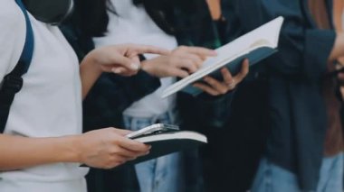 Kitaplı genç öğrenciler