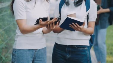 Parktaki genç öğrenciler.