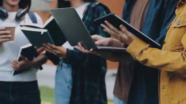 öğrenciler tablet bilgisayar kullanıyorlar.