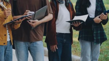 Tabletli genç öğrenciler