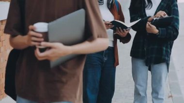 Dizüstü bilgisayarı olan iki genç öğrenci.