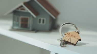 Masanın üzerinde anahtarları olan ev.