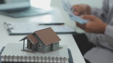 İş adamı model ev ve emlakçı, emlak konsepti