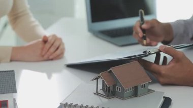 Emlakçı anahtarı verip kontratı müşteriye veriyor.