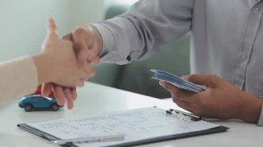 İş adamları arabada fikirleri tartışıyor ve tartışıyorlar.