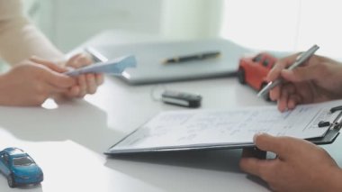 İş adamı kontrat imzalıyor.