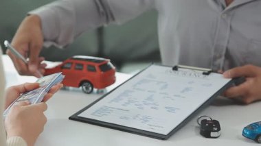 İş adamı bir belge imzalıyor