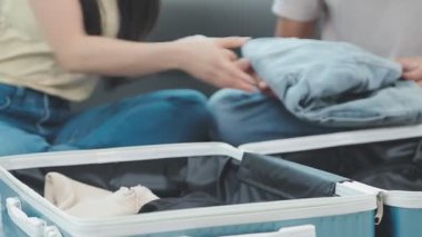 Genç adam ambalaj bavul