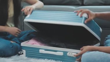 Kadın bavulu bavula koyuyor, yakın çekim görüntüsü.