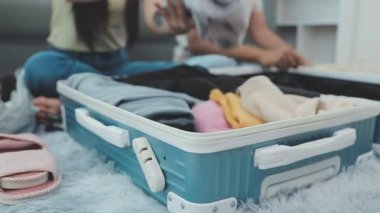 Bavulu, seyahati ve tatil konsepti olan genç kadın.