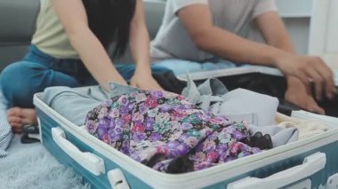 Seyahat için bavul hazırlayan kadın, yakın plan..