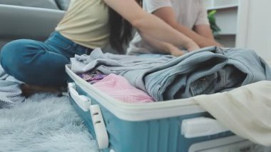 Yatakta elbiseli bir kadın, yakın plan.