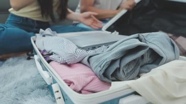 kadın ambalaj bavul seyahat için