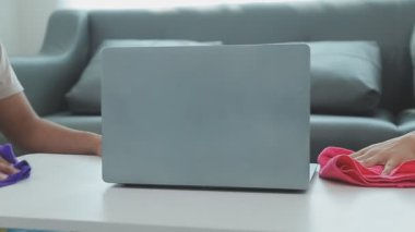 dizüstü bilgisayar kullanan genç kadın