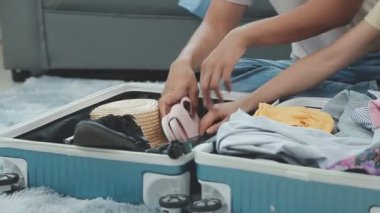 Kadın sahilde seyahat etmek için bavul hazırlıyor.