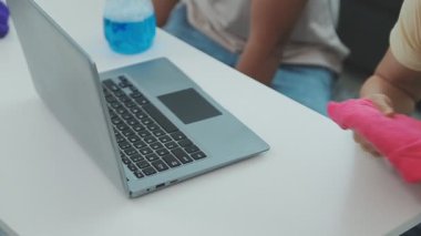 Kapat - ofis masasını temizleyen kadının fotoğrafı