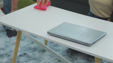 Kadın evde dizüstü bilgisayarla çalışıyor, evde çalışıyor..