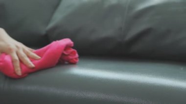 Elimde sprey temizleyici var.