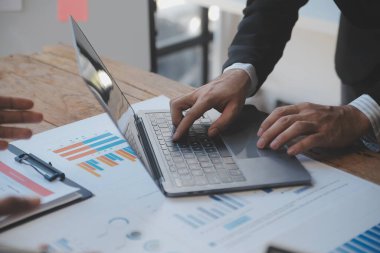 Co çalışma konferans, dizüstü bilgisayar ve dijital tablet, Ofis Masaları üzerinde yeni planı mali grafik verilerini tartışırken yatırımcı meslektaşları mevcut, Toplantı iş takım finans, muhasebe, yatırım.