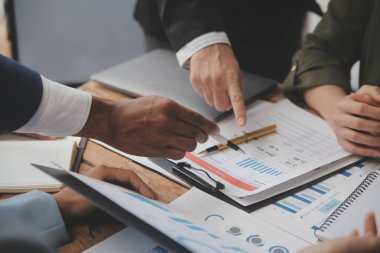 Co çalışma konferans, dizüstü bilgisayar ve dijital tablet, Ofis Masaları üzerinde yeni planı mali grafik verilerini tartışırken yatırımcı meslektaşları mevcut, Toplantı iş takım finans, muhasebe, yatırım.