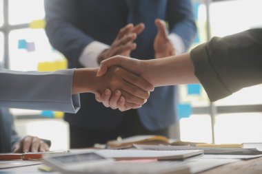 Toplantı ve tebrik kavramı, iki emin iş anlaşması ve iyi tartışırken sonra iş adamları ticaret sözleşme ve yeni projelerin anlaşma hem şirketler, başarı, ortaklık, ortak çalışan için.