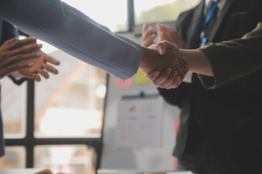 Toplantı ve tebrik kavramı, iki emin iş anlaşması ve iyi tartışırken sonra iş adamları ticaret sözleşme ve yeni projelerin anlaşma hem şirketler, başarı, ortaklık, ortak çalışan için.
