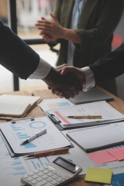 Toplantı ve tebrik kavramı, iki emin iş anlaşması ve iyi tartışırken sonra iş adamları ticaret sözleşme ve yeni projelerin anlaşma hem şirketler, başarı, ortaklık, ortak çalışan için.