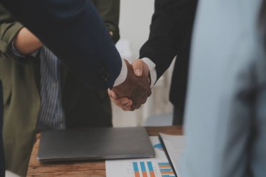 Toplantı ve tebrik kavramı, iki emin iş anlaşması ve iyi tartışırken sonra iş adamları ticaret sözleşme ve yeni projelerin anlaşma hem şirketler, başarı, ortaklık, ortak çalışan için.